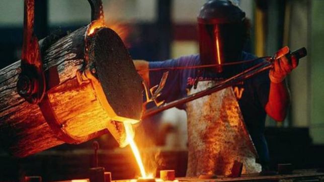 se desacelera la produccion de acero crudo