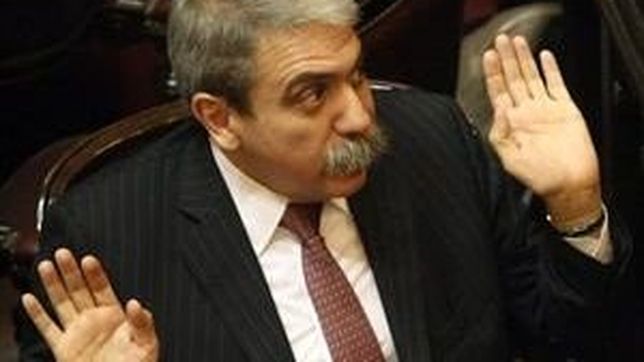 nunca una autocritica: anibal fernandez intento minimizar el papelon de su festejo anticipado