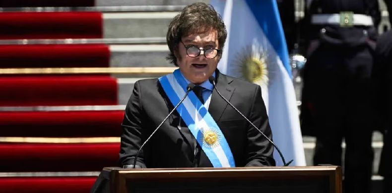 Javier Milei, de espaldas al Congreso.