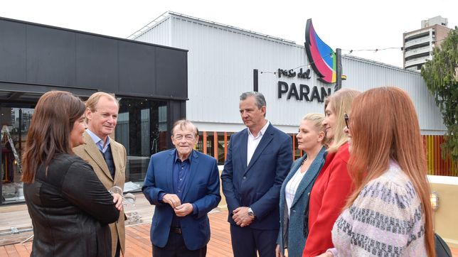 Rosario Romero, Gustavo Bordet, el empresario Lucio Di Santo y Bahl en la recorrida por el nuevo shopping de Paraná.