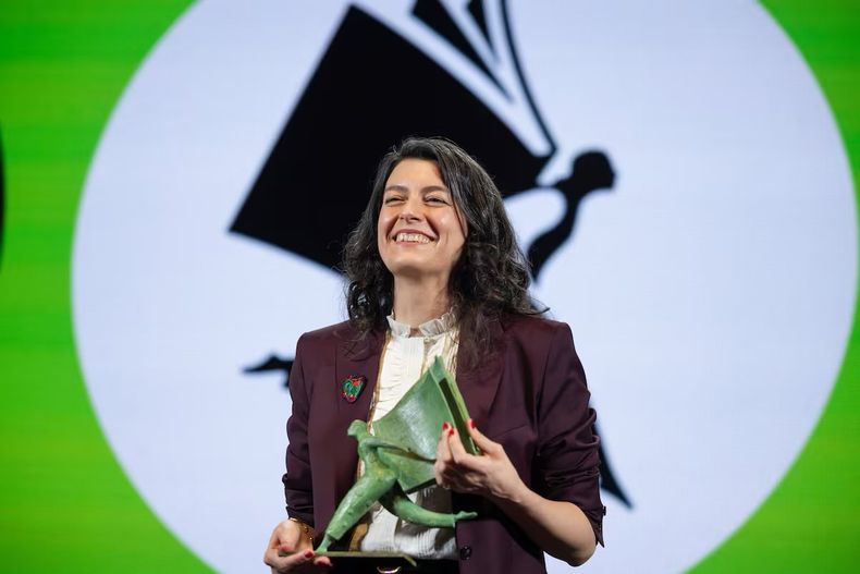 La escritora argentina Samanta Schweblin, contra la motosierra de Javier Milei: La universidad está quebrada.&nbsp;
