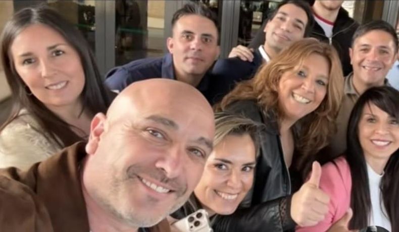 Claudio Ciccarelli sacando un selfie. En el fondo, Lorena Villaverde, diputada nacional y candidata a senador por LLA.