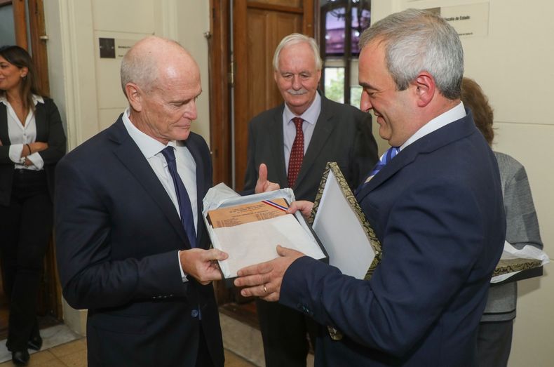Domingo Rondina le entrega un reconocimiento a Pablo Saccone, otro de los que sonó como candidatos para la Corte. De fondo, mira Ruben Weder.