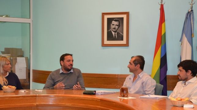 El intendente de la capital de La Pampa, Luciano di Nápoli, junto a Alfredo Carrascal, el actual presidente de la CPE: el jefe comunal banca a la conducción cooperativa, pero un funcionario suyo es candidato opositor.