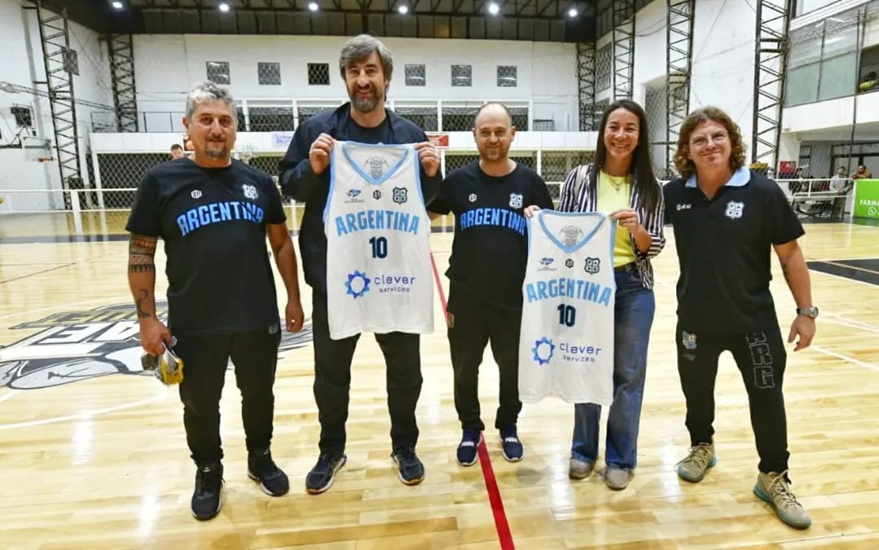 El presidente de la Cámara de Diputados de Entre Ríos, Ángel Giano, recorre clubes y escuelas en nombre de la gestión Bordet.&nbsp;