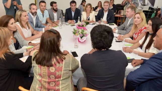 azul marca el primer round entre cambiemos y el peronismo por el desdoblamiento