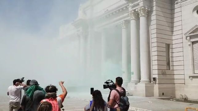 cronica de una jornada infernal en santa fe: reforma previsional, piedras, show y policias heridos