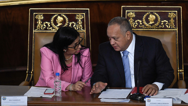 Delcy Rodríguez y Diosdado Cabello, máximas figuras del poder residual del chavismo en Venezuela.
