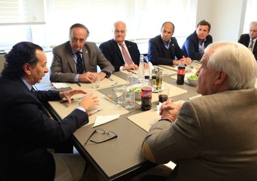 Divide y sobrevive: Sica cría halcones y palomas en la industria