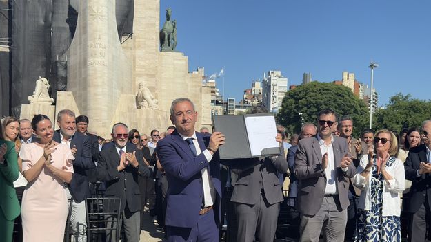 Pablo Javkin con la recientemente promulgada ordenanza de autonomía para Rosario.