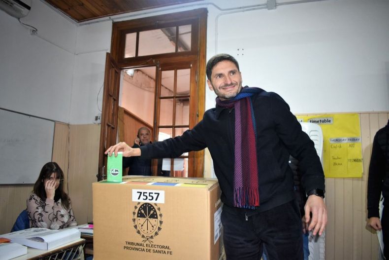 Pullaro al votar en Hughes.