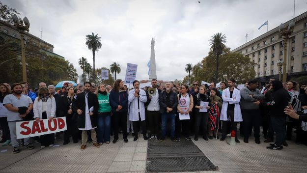 Gremios de salud y sectores del peronismo bonaerense llenaron media Plaza de Mayo
