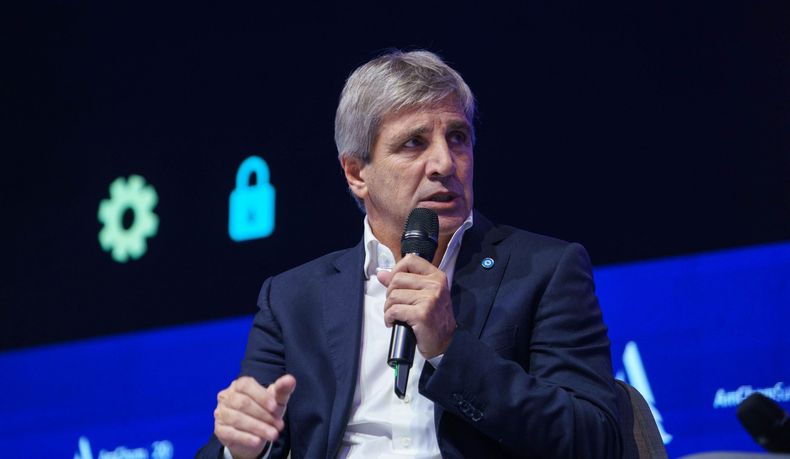 Toto Caputo baja las tasas de interés, pero la recuperación de los créditos y la economía enfrenta tensiones.&nbsp;