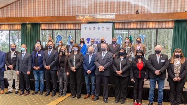 la campana y un repudio a bullrich se filtraron en el parlamento patagonico