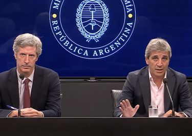 Santiago Bausili y Toto Caputo en conferencia de prensa por el acuerdo con el FMI