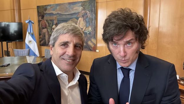 Toto Caputo y Javier Milei celebran la baja del riesgo país.