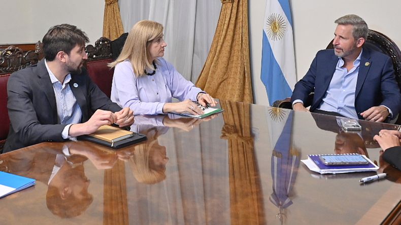 El gobernador de Entre Ríos, Rogelio Frigerio y la intendenta de Paraná, Rosario Romero, junto a su jefe de Gabinete, Santiago Halle, en una reunión en Casa Gris.