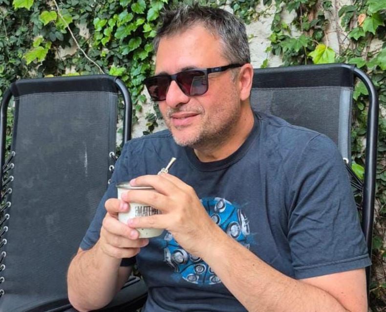 Sebastián Chale, secretario de Gobierno de Rosario, toma mate en el tórrido verano de Rosario.&nbsp;