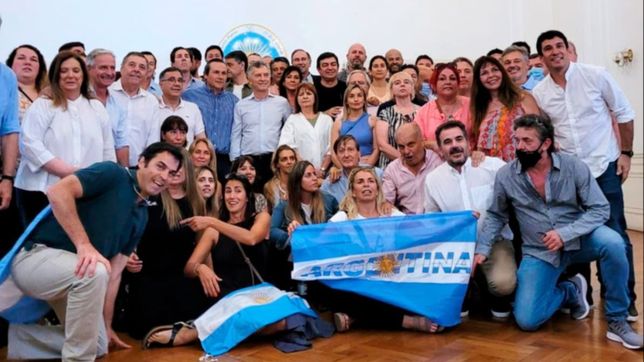nostalgias: macri tendio en dolores la mesa (muy chica) del clamor 2023