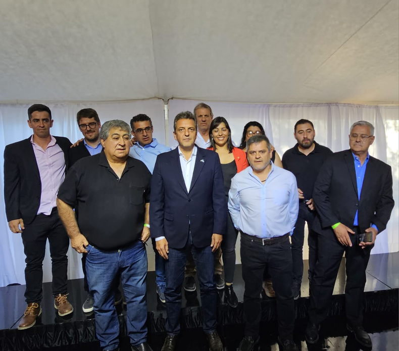 Sergio Massa y buena parte de la UCR de Río Negro en Cipolletti.