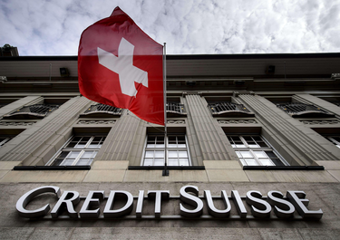 Las acciones del Credit Suisse caen 30% y crece la crisis financiera