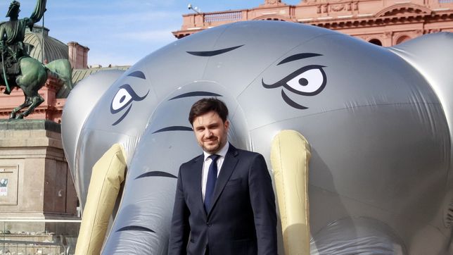 Con un elefante inflable, Ramiro Marra denunció el enorme tamaño del Estado