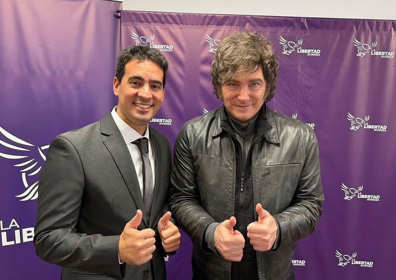 El reemplazante de Manuel Adorni, Adrián Ravier, junto a Javier Milei.