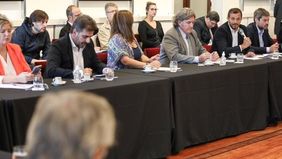 Fernández reunió a la oposición para mostrar unidad política en la crisis