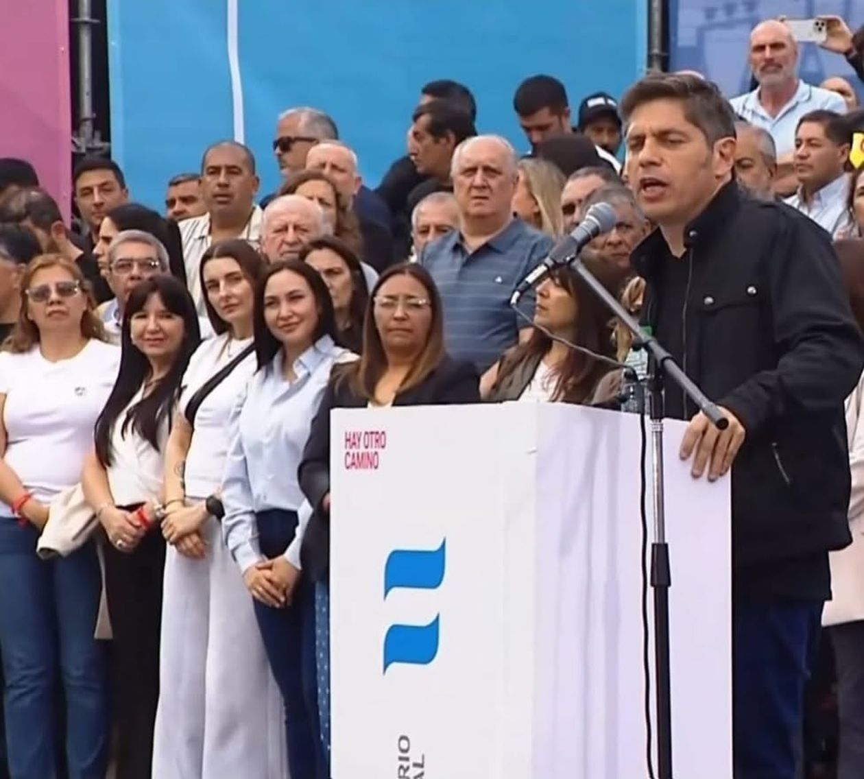 Romina Montes de Oca, en la primera fila de mujeres que acompañaron en el escenario el discurso de Axel Kicillof.