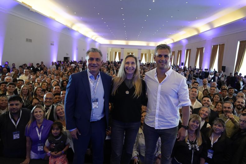 Karina Milei, junto a Martín Menem y Sebastián Pareja. 