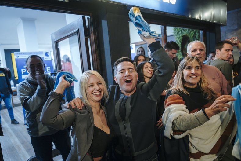 Gabriel Bornoroni celebrando el resultado de las PASO 2023 junto a María Celeste Ponce.