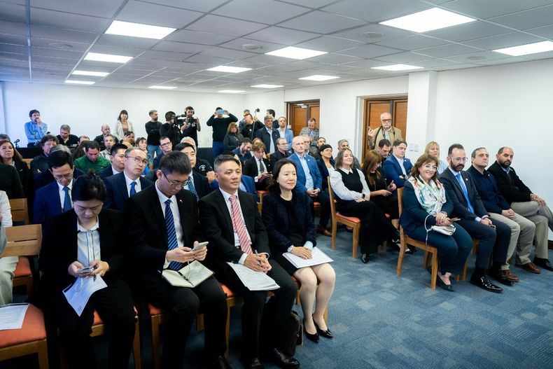Empresarios y diplom&aacute;ticos chinos durante el encuentro con el gabinete fueguino.