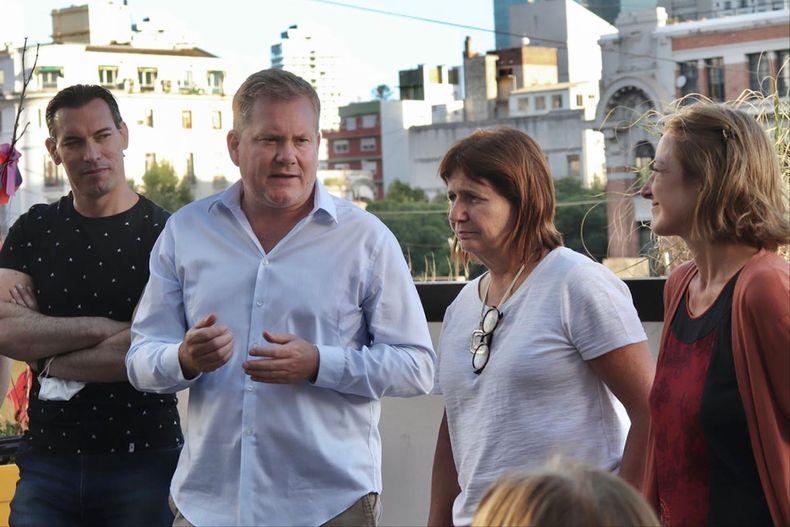 Patricia Bullrich junto a su asesor Juan Pablo Arenaza