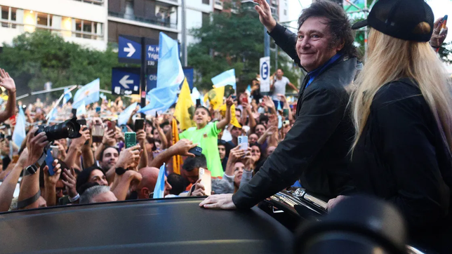 Javier Milei y Karina Milei en Córdoba, en el acto de cierre de la campaña presidencial.