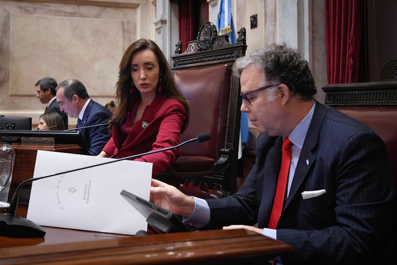 Victoria Villarruel con Emilio Viramonte Olmos, en el Senado. 