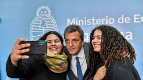 FMI, aguinaldo e inflación: por qué salta el blue con el ministro Massa en campaña