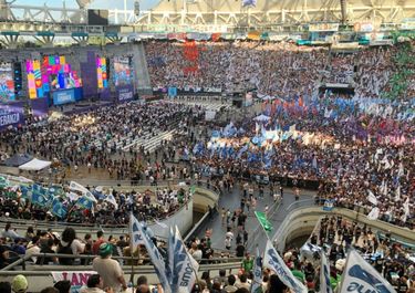 Volver mejores (a la campaña): un acto perfecto y monumental