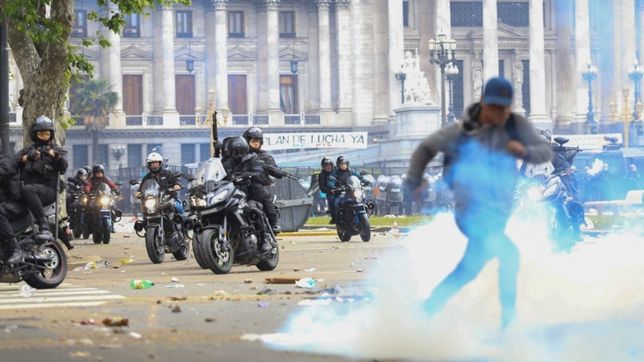 el gobierno vincula a los k y a la izquierda con la violencia