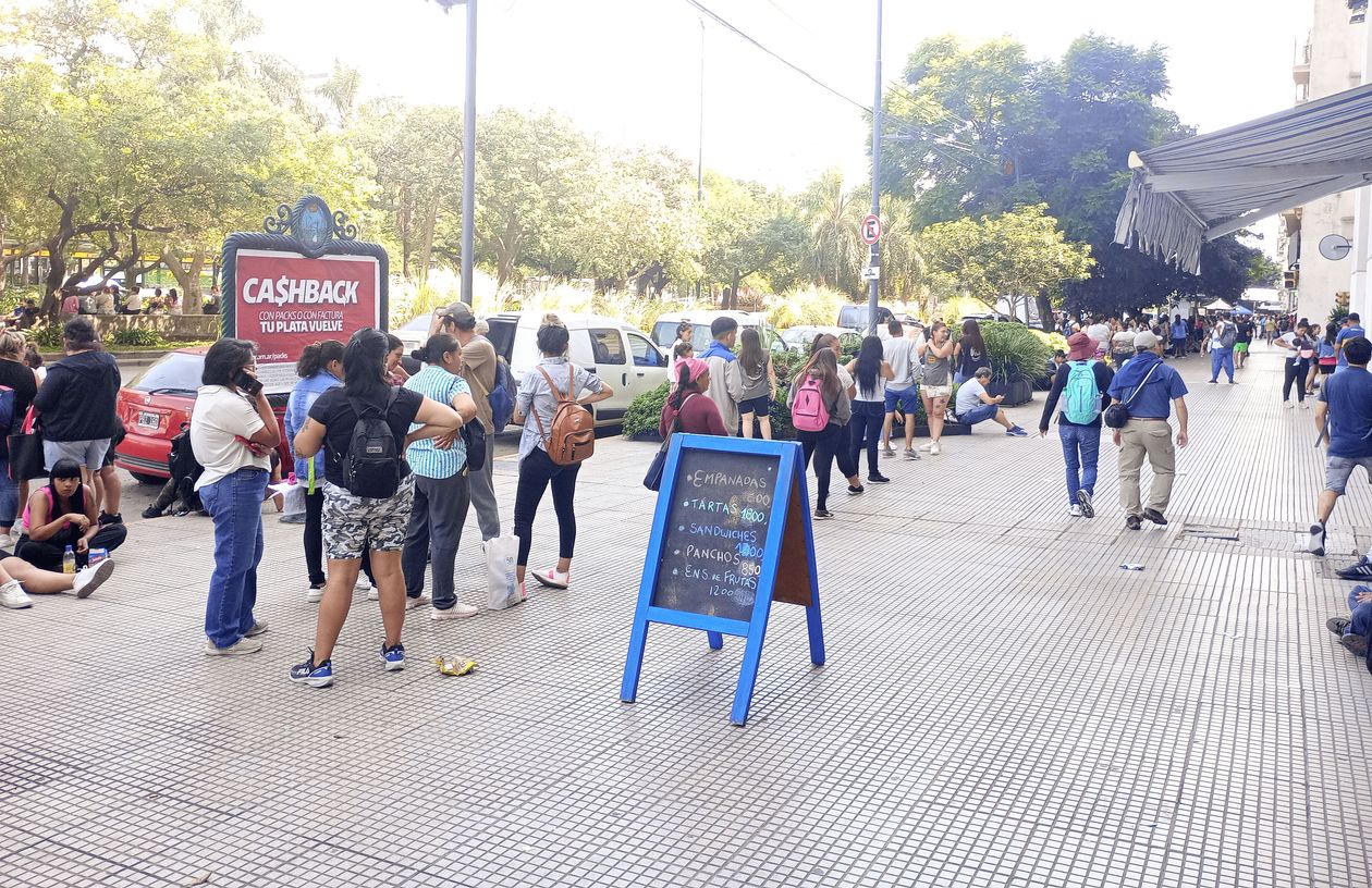 Fila de la pobreza en la vereda del Ministerio de Capital Humano. (Foto: NA / Juan Vargas)