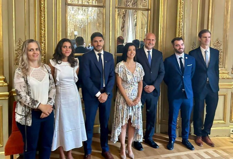 Maximiliano Pullaro y Omar Perotti, juntos en la Embajada de Francia.