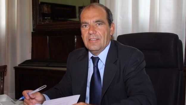 Para sumar votos un diputado explica “casa por casa” cómo cortar boleta