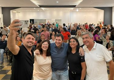 Marco Puricelli toma la selfie tras la presentación. En la otra punta, el otro referente radical, Cristian Canalis.&nbsp;