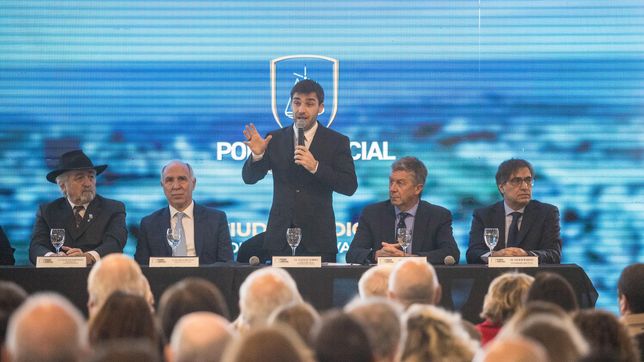 Ignacio Torres apuntó contra los jueces de Chubut por intentar bloquear el plebiscito para eliminar los fueros