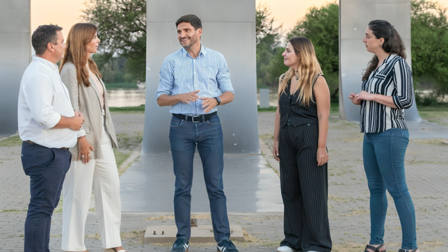 Maximiliano Pullaro junto a parte de las figuras que lo acompañan en la lista de convencionales