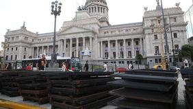 ley omnibus y paquete fiscal: a un dia de la votacion en el senado, vallaron el congreso ley omnibus y paquete fiscal: a un dia de la votacion en el senado, vallaron el congreso