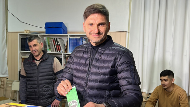 El gobernador Maximiliano Pullaro votando bajo el sistema de boleta única, que será reformado. El gobernador Maximiliano Pullaro votando bajo el sistema de boleta única, que será reformado.