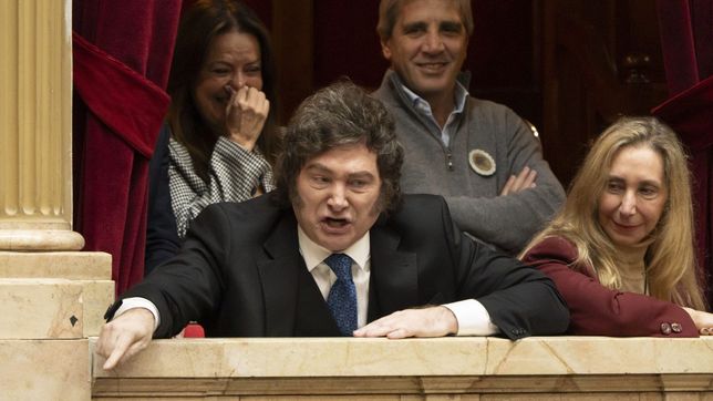 Javier Milei, alzado en su furia en un palco de la Cámara de Diputados. Atrás, Toto Caputo y Sandra Pettovello se divierten.