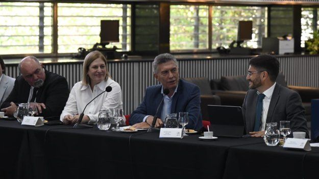 Otras épocas: Mauricio Macri junto a Gisela Scaglia y Maximiliano Pullaro, en la Bolsa de Comercio de Rosario, varios meses atrás.