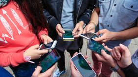 Por dólar barato y Aduana light, uno de cada tres teléfonos celulares del país vienen del contrabando