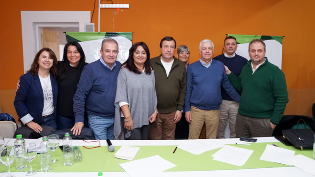 Río Negro espera la planta de GNL. Roxana Fernández, intendenta de Sierra Grande, coordina tareas con el gobernador Alberto Weretilneck e YPF.